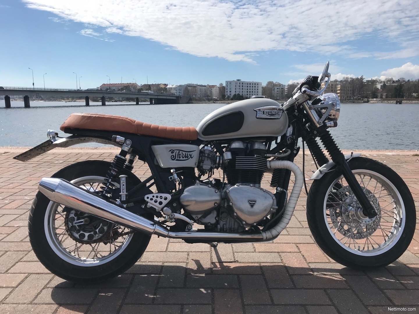 triumph thruxton 900 seat