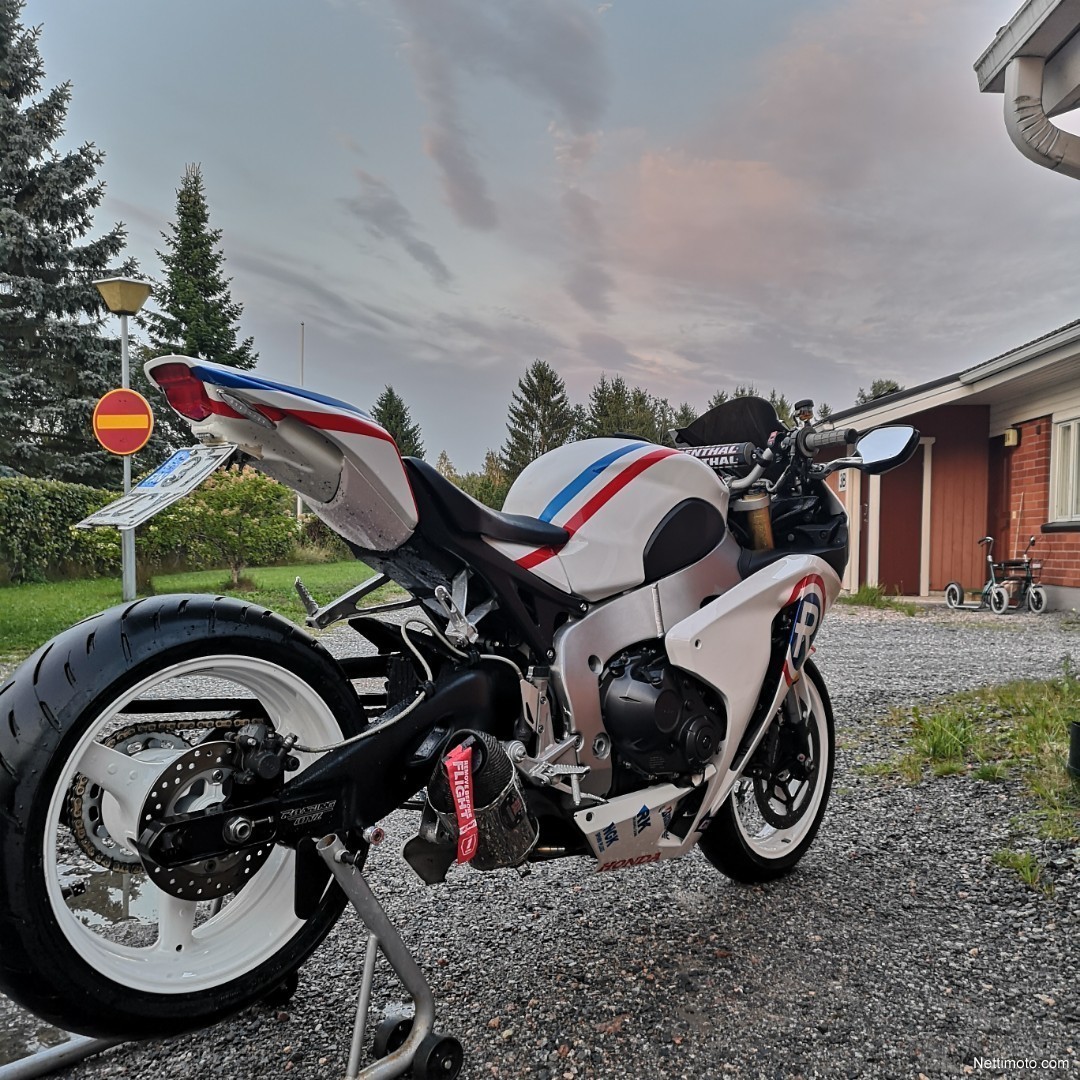 Honda cbr1000rr fireblade 2009